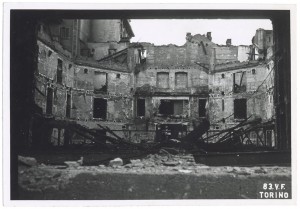 Teatro Alfieri, Piazza Solferino 2. Effetti prodotti dai bombardamenti dell'incursione aerea del 13 luglio 1943. UPA 3615_9E01-01. © Archivio Storico della Città di Torino/Archivio Storico Vigili del Fuoco