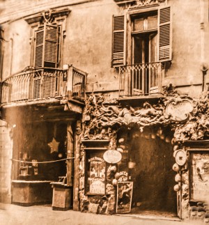 Caffè Grottabar in via Roma vecchia  36, a fianco (sulla sinistra) il negozio-laboratorio Bonini (civico 34). 
Fotografia di Mario Gabinio, 1930.