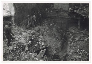 Corso Umberto I e Via Valeggio, crollo di edifici e azioni di soccorso. Effetti prodotti dai bombardamenti dell'incursione aerea del 24 luglio 1944. UPA 4704_9F01-11. © Archivio Storico della Città di Torino