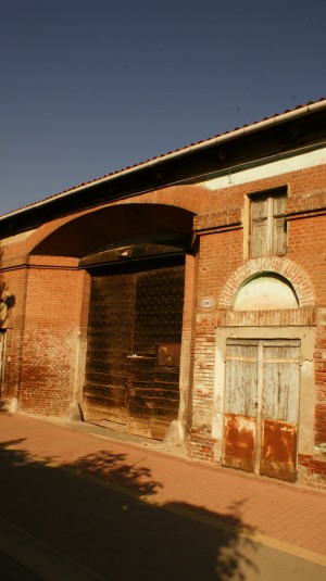 Cascina centrale, ingresso alla già cascina dell'Ospedale di Carità. Fotografia di Edoardo Vigo, 2012.