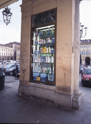Paissa, vetrina a pilastro, 1998 © Regione Piemonte