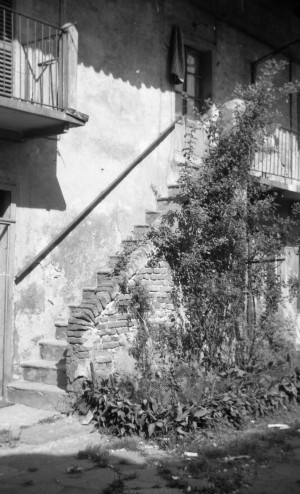Dettaglio della casa padronale della cascina Juva. Fotografia di Modesto Vigo, 1977.