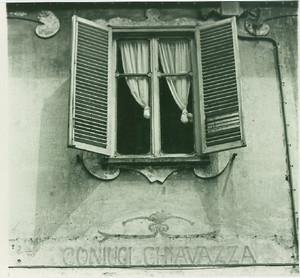 Casa coniugi Chiavazza, facciata su via Tesso, particolare: finestra e titolatura della casa subito sopra il portone d’ingresso. Fotografia di Valter Rodriquez.