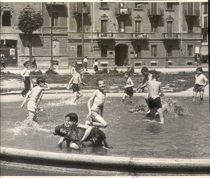 I ragazzi si rinfrescano nel laghetto della fontana in Piazza Benefica luglio 1946