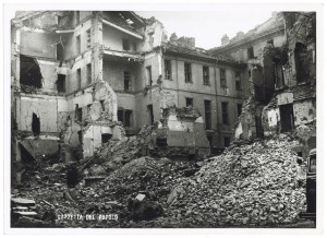 Via della Consolata 10 angolo Via San Domenico. Effetti prodotti dai bombardamenti dell'incursione aerea dell'8 dicembre 1942. UPA 2716_9C05-24. © Archivio Storico della Città di Torino