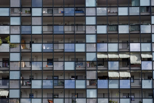 Le vetrate di uno degli edifici di Spina 3. Fotografia di Bruna Biamino, 2010. © MuseoTorino.