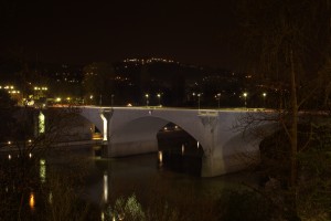 Illuminazione notturna del Ponte Balbis. Fotografia di Giuseppe Caiafa, 2011