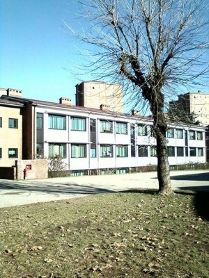 Il cortile e l’ala in cui si trovano le classi terze della Scuola elementare Giulio Gianelli. Archivio della scuola.