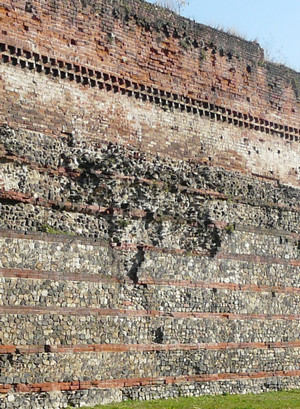 Soprelevazione medievale del muro antico, © Soprintendenza per i Beni Archeologici del Piemonte e del Museo Antichità Egizie.