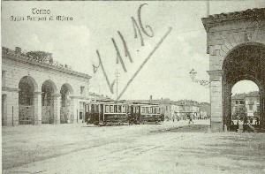 Piazza Crispi nel 1916, in primo piano i due caselli daziari.