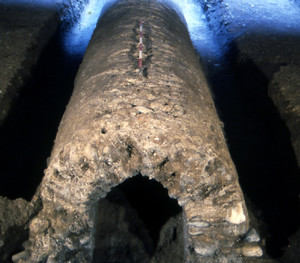 Un tratto della copertura a volta della fognatura rinvenuta in via Cesare Battisti, © Soprintendenza per i Beni Archeologici del Piemonte e del Museo Antichità Egizie.