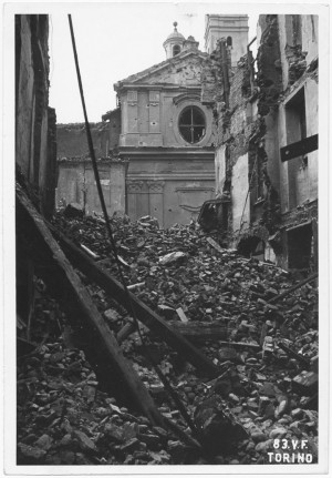 Via Porta Palatina, Chiesa dello Spirito Santo. Effetti prodotti dai bombardamenti dell'incursione aerea del 13 luglio 1943. UPA 3604_9D06-50. © Archivio Storico della Città di Torino/Archivio Storico Vigili del Fuoco