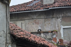 Dettaglio di un orologio solare su uno dei muri interni della cascina Bellacomba. Fotografia di Edoardo Vigo, 2012.