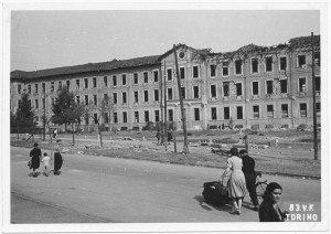 Scuola Elementare Lodovico Antonio Muratori, Corso Tortona 21. Effetti prodotti dai bombardamenti dell'incursione aerea del 13 luglio 1943. UPA 3656_9E01-49. © Archivio Storico della Città di Torino/Archivio Storico Vigili del Fuoco