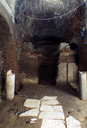 Colonne di età romana e frammenti di sarcofago riutilizzati nella cripta romanica. © Soprintendenza per i Beni Archeologici del Piemonte e del Museo Antichità Egizie