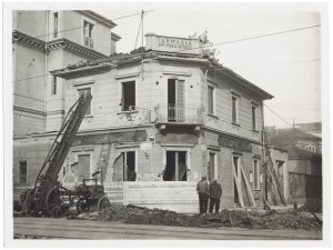 Via Luigi Cibrario angolo Via Medail. Farmacia dell'Ospedale Maria Vittoria. Effetti prodotti dai bombardamenti del 4-5 dicembre 1940. UPA 0911D_9A01-52. © Archivio Storico della Città di Torino