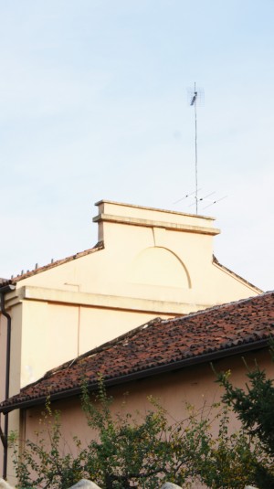 Particolare di un elemento architettonico della cascina Morozzo. Fotografia di Edoardo Vigo, 2012.