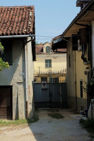 Cortile a Borgata Mirafiori. Fotografia di Edoardo Vigo, 2012