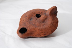 Una lucerna in terracotta è tra i pochi materiali ancora riconoscibili come provenienti dall’area di Porta Susa , © Soprintendenza per i Beni Archeologici del Piemonte e del Museo Antichità Egizie.