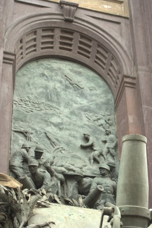 Arco trionfale dedicato all'Arma dell'Artiglieria con monumento all'Artigliere. Fotografia di Giuseppe Caiafa, 2011