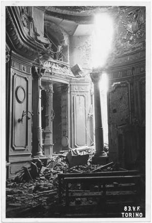 Santuario della Consolata (interni), Piazza della Consolata. Effetti prodotti dai bombardamenti dell'incursione aerea del 12-13 agosto 1943. UPA 3902_9E03-06. © Archivio Storico della Città di Torino/Archivio Storico Vigili del Fuoco