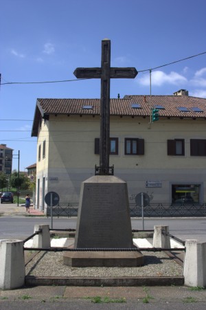 Croce ai caduti di Madonna di Campagna. Fotografia di Giuseppe Caiafa, 2011