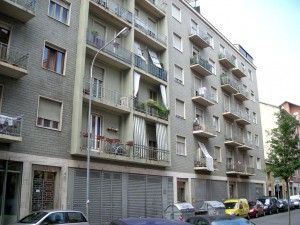 Edificio ad uso abitativo e commerciale in via Aosta 17